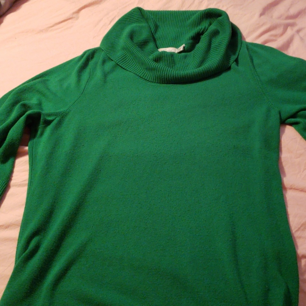 Green 3/4 sleeve sweater